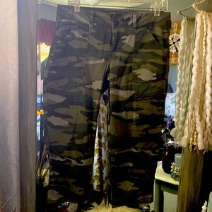 Women’s Rewind Camo capris sz 13
